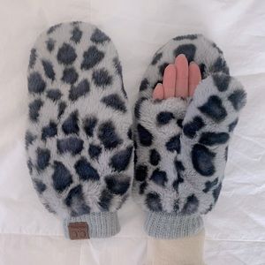 Grey leopard print mittens